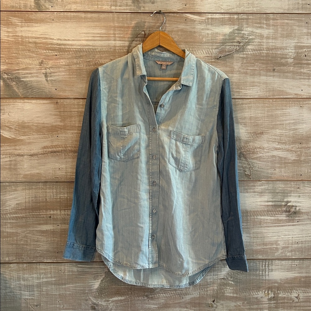 LIKE NEW Banana Republic Sz M Chambray Collared Button Front Shirt Blouse Blue